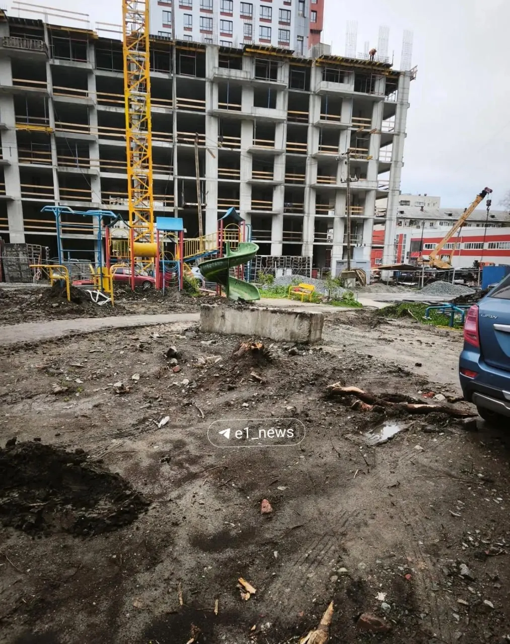 Жильцы многоквартирного дома на центральной улице жалуются на затянущееся благоустройство двора: работы не ведутся месяцами, деревья срублены, территория превращается в грязный участок. Специалисты и власти спорят о причинах задержки.