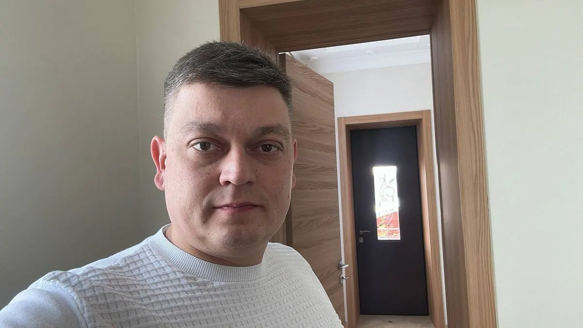 Защитник обвиняется в посредничестве при передаче взятки и препятствовании правосудию; он возглавляет группу юристов, защищающих экс-градоначальника, подозреваемого в коррупционных преступлениях.