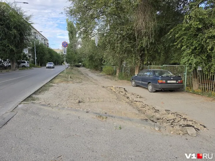 Дорожная техника заняла участок от 7-й Гвардейской до Пражской; планируется проложить поливочный водопровод до улицы 7-й Гвардейской.