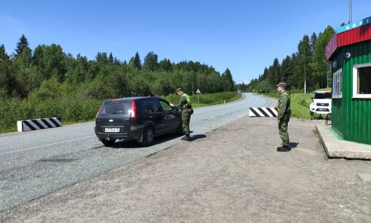 На контрольном пункте у Шуи в Суоярвском районе введена двусторонняя проверка транспортных средств; шлагбаумы остаются закрытыми до осмотра, водителям следует соблюдать требования.