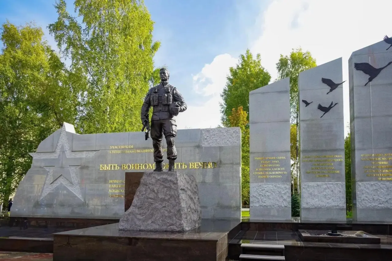 Сегодня состоялось торжественное открытие мемориального комплекса в честь героев. Церемония прошла на новой площади Героев у ОДНТ.