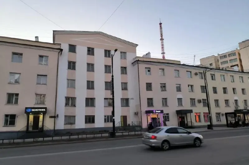В Якутске около 15 мастерских в памятнике культуры должны освободить помещения из‑за предполагаемой аварийности здания; альтернативы не найдены.
