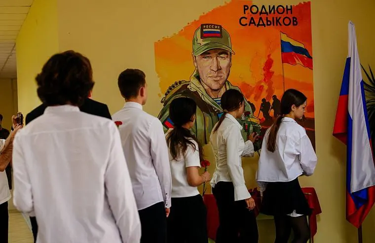 Шесть муралов за сентябрь украшают школьные коридоры в Тюмени, один портрет установлен в школе №38.