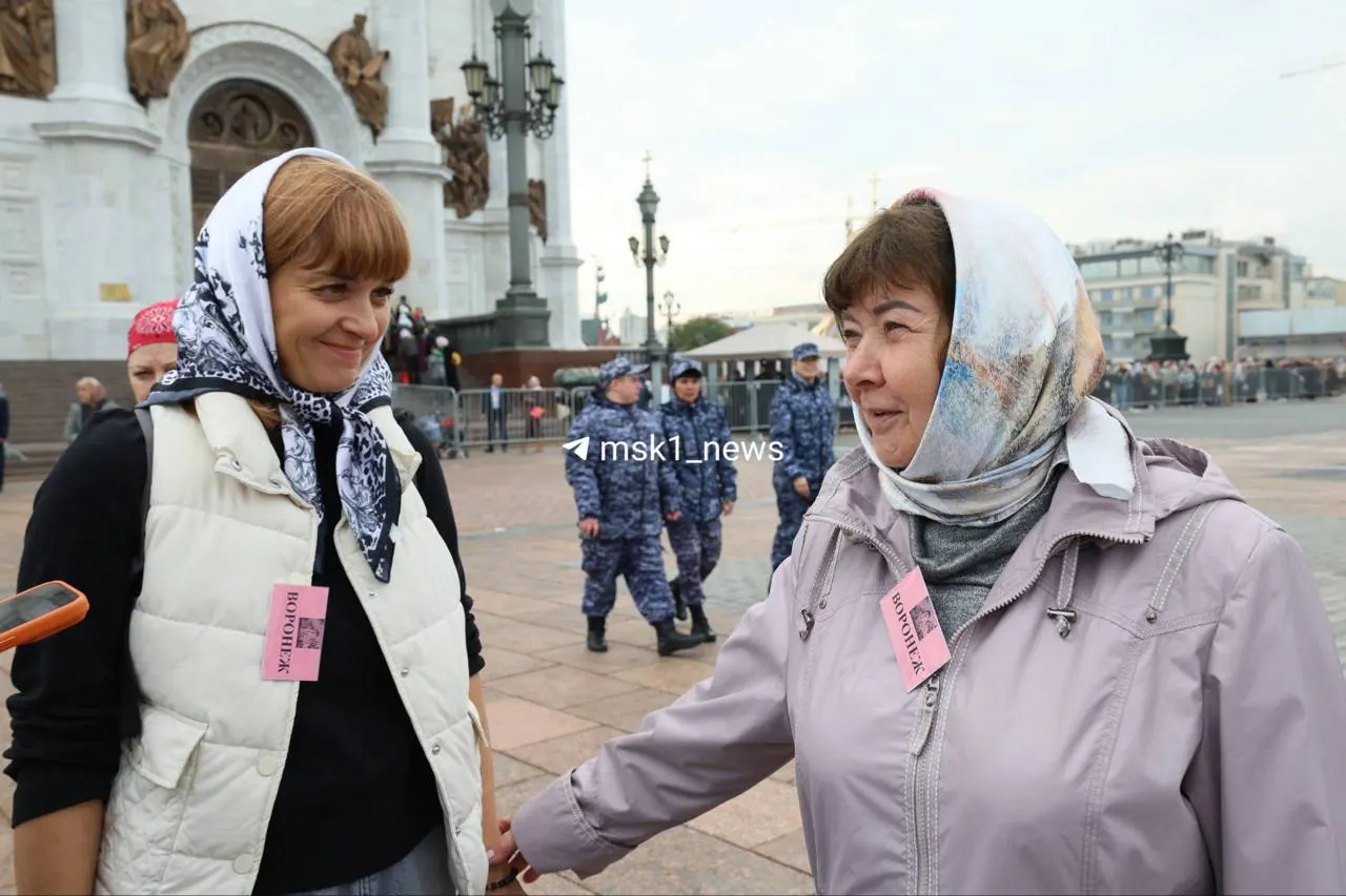 Жительницы Воронежа отправились в Москву на паломничество к мощам святителя Спиридона. Путь занял около десяти часов на автобусе, и после посещения храма они ощутили благодать.