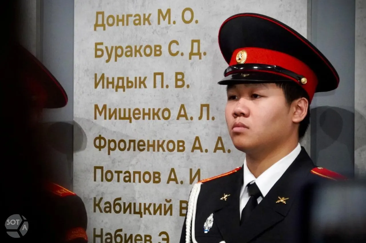 Церемония на Аллее Славы увековечила имена восьми участников СВО; событие прошло с участием кадет и гостей, затрагивая темы общей истории и памяти.