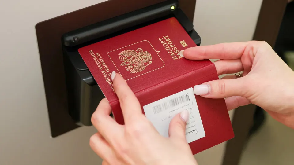 Граждане, находящиеся на воинском учёте, сталкиваются с отказами в оформлении загранпаспортов, задержками и требованиями регламентов. Эксперты поясняют правовые механизмы, а воённые слухи усиливают тревогу регионов.
