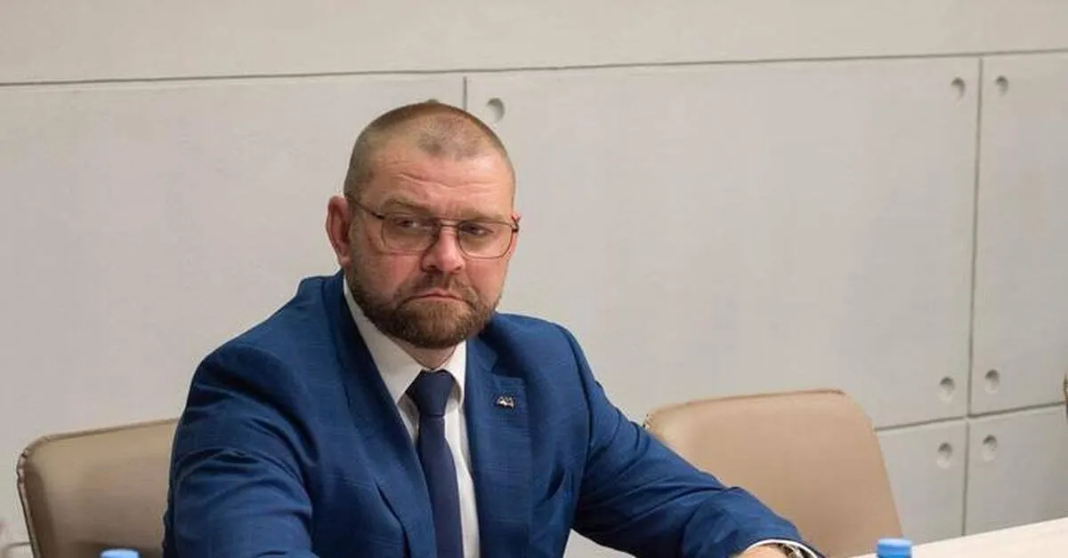 Депутат Владислав Граф-Колесник сообщил, что не устанавливал приложение MAX на свой номер. Аккаунт периодически выходит в сеть, что вызывает вопросы об утечке персональных данных.