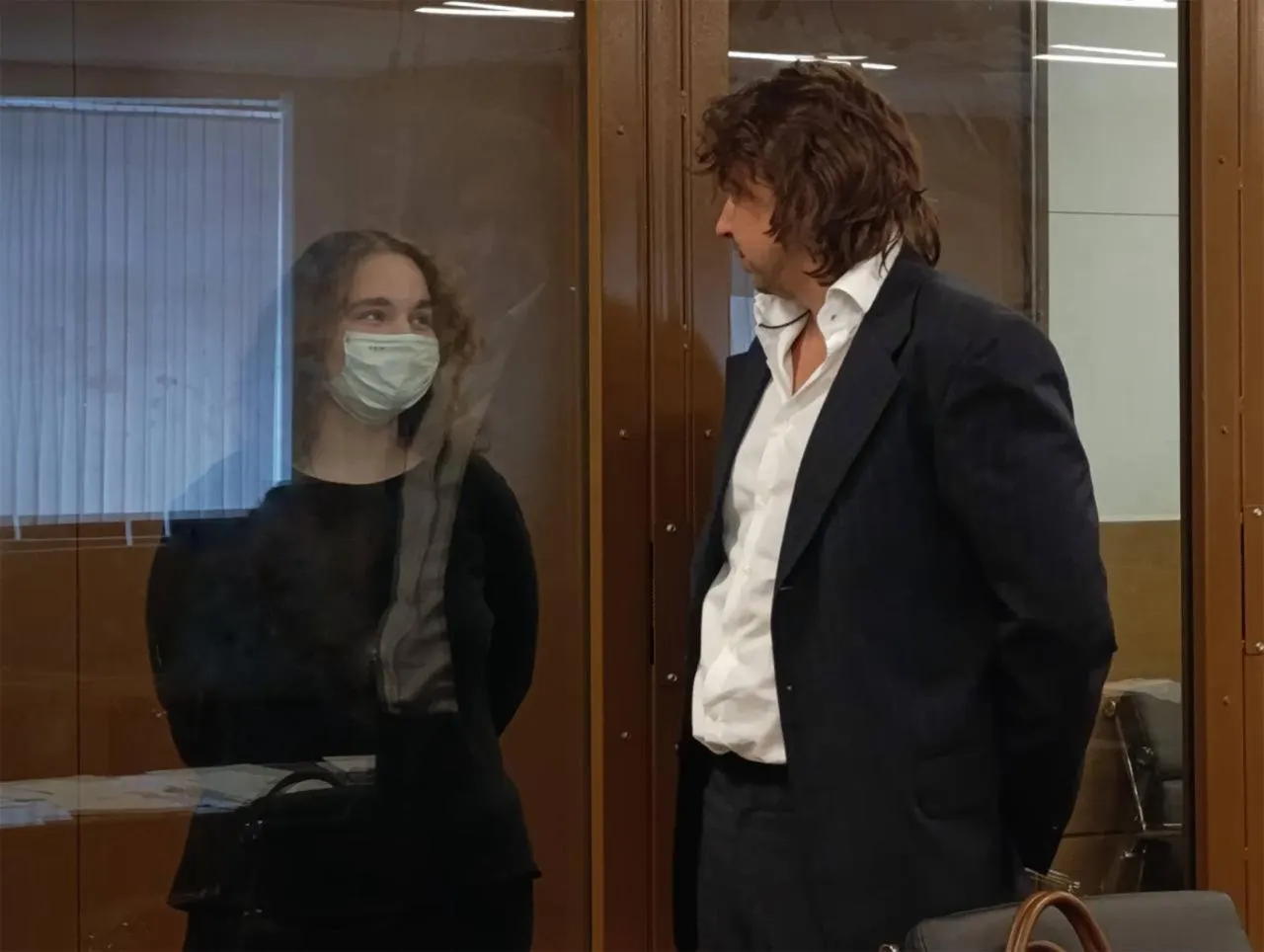 Разбирательство по делу молодой женщины продолжается: стороны спорят о состоянии подсудимой и необходимости дополнительной экспертизы.