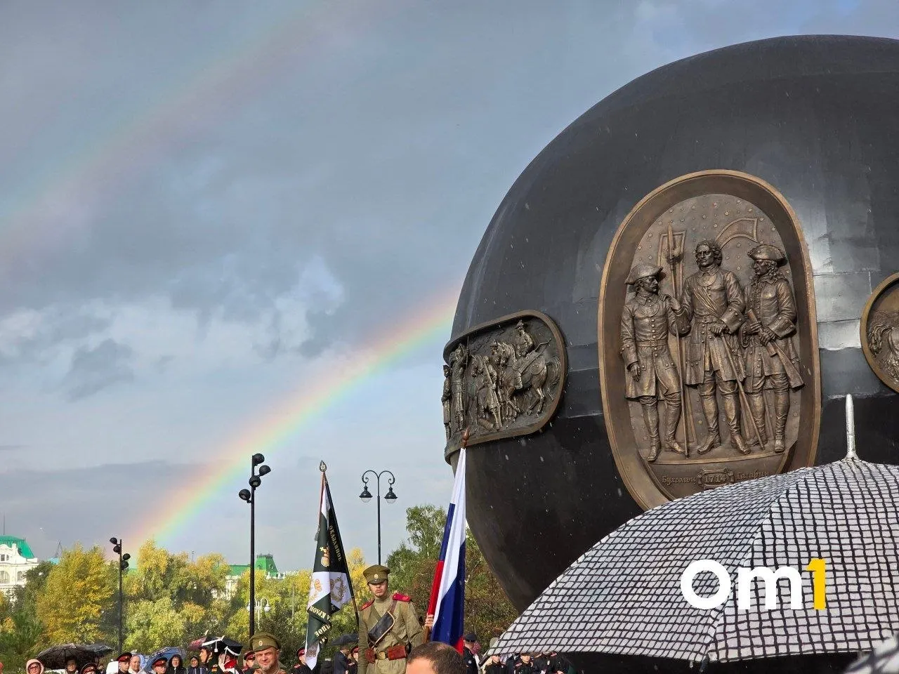 В Омске состоялось открытие нового монумента, символизирующего историю региона. Фигура весом около 20 тонн и высотой семь метров стала заметным культурным событием недели.