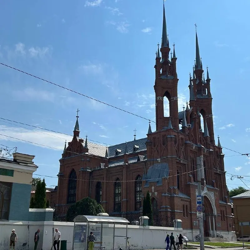 Обзор мероприятий к Дню города: выставки на набережной, кино под открытым небом и бесплатные музеи. В этом году массовые гулянья отменены, праздничного концерта и салюта не будет.
