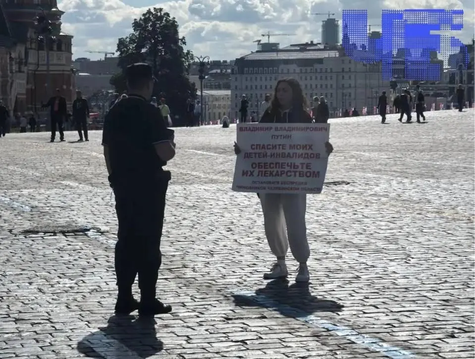 Отец двоих девочек с СМА из Челябинска был задержан после того, как запечатлел супругу на пикете возле Красной площади с плакатом, требовавшим финансирования препарата.