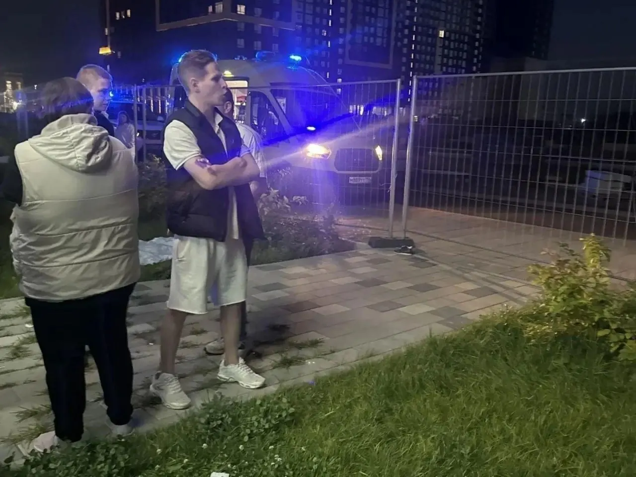 Мать оставила двух детей без присмотра; старшая дочь открывала окно и выбрасывала вещи, в результате погиб младенец. Подробности уточняются.