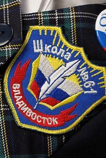 Родители и администрация обсуждают новый дизайн эмблем на форме и влияние нововведения на учёбу и дисциплину.