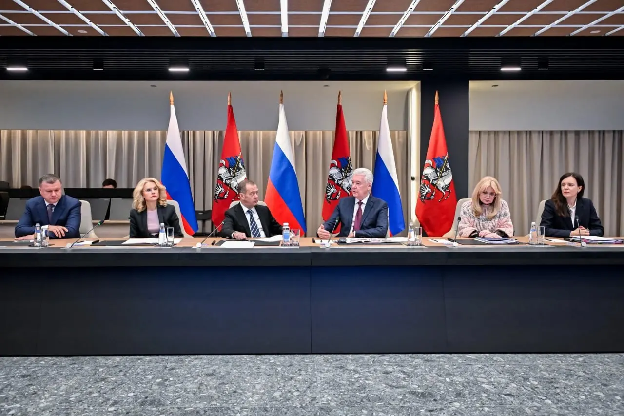 Новая система учёта мигрантов введена в 2024 году: сбор биометрических данных и ДНК, с 2025 года — передача геолокации через приложение «Амина». Данные используются полицией; по итогам первых шести месяцев 2026 года число инцидентов снизилось на 39%.