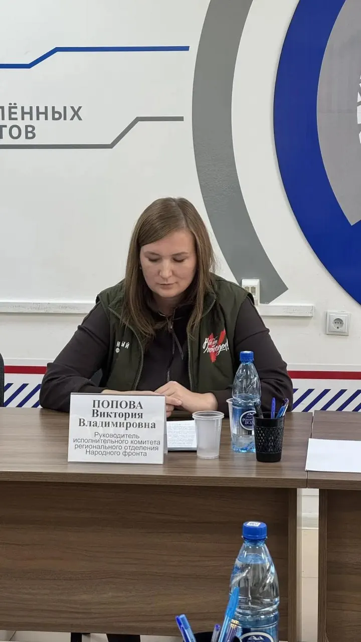 На встрече представителей разных партий обсуждаются пути решения локальных проблем: дороги, мусор и ЖКХ, и необходимость диалога с населением.