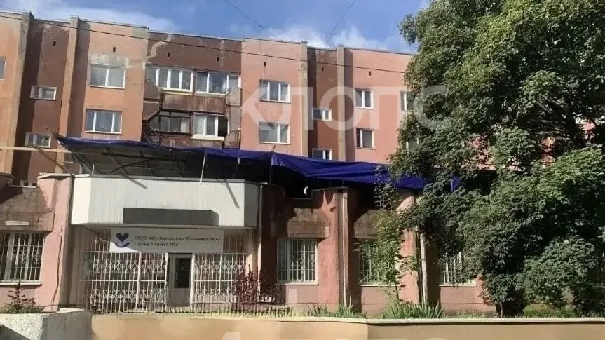 После проливного дождя в калининградской поликлинике произошло обрушение потолка, часть здания перекрыта, ведутся работы по ликвидации последствий.