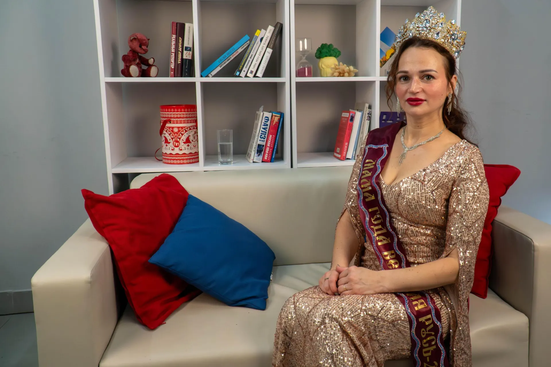 История женщины, справившейся с разводом, похудевшей на 22 кг и выигравшей престижный конкурс, с советами по воспитанию трёх детей и гармонии в жизни.
