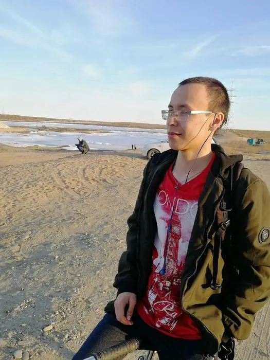 27-летний Денис Кинкалак спас ребёнка из воды, но сам исчез в море. Поиски продолжаются и запланированы на 60 дней.