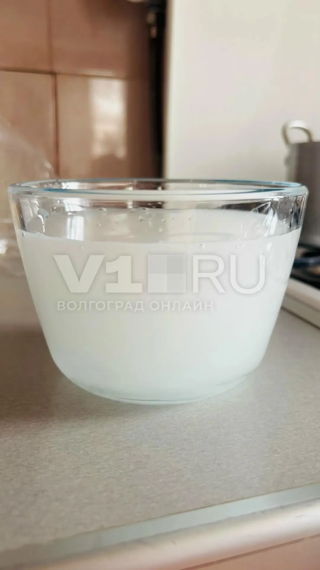 После длительного отключения водоснабжения жильцы жалуются на мутную воду и требуют разъяснений, пока специалисты промывают сети и следят за качеством воды.