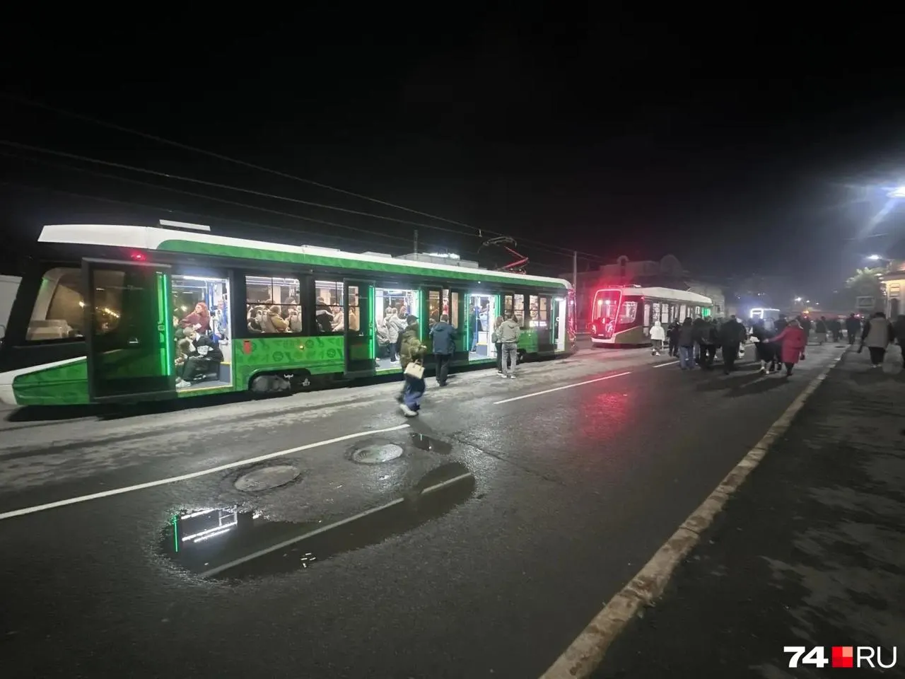 После праздничного салюта движение в городе осложнилось переполненным транспортом и задержками на остановках.
