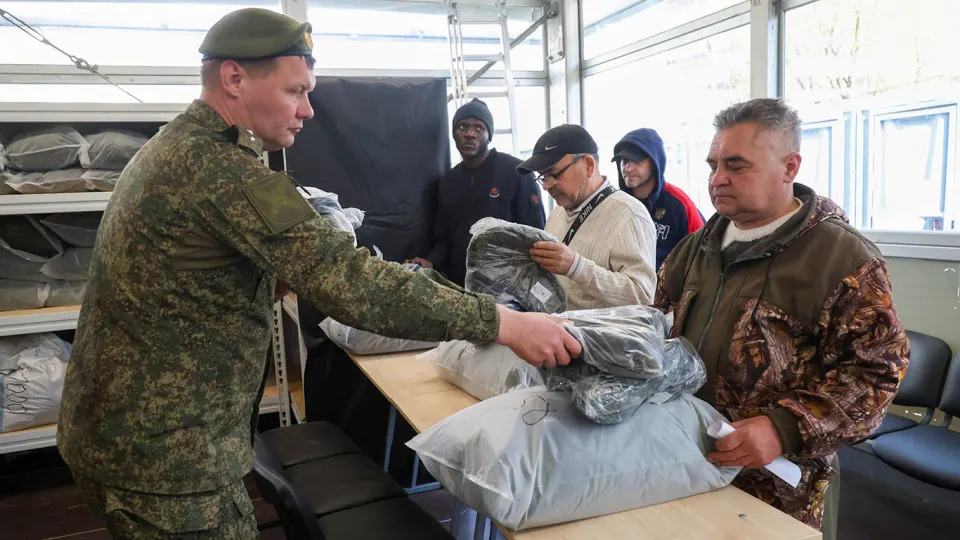 В регионах России продолжаются штрафы за невыполнение плана набора контрактников для мобилизации; приводятся примеры из городов и данные по темпам вербовки и мерам принудительного воздействия.