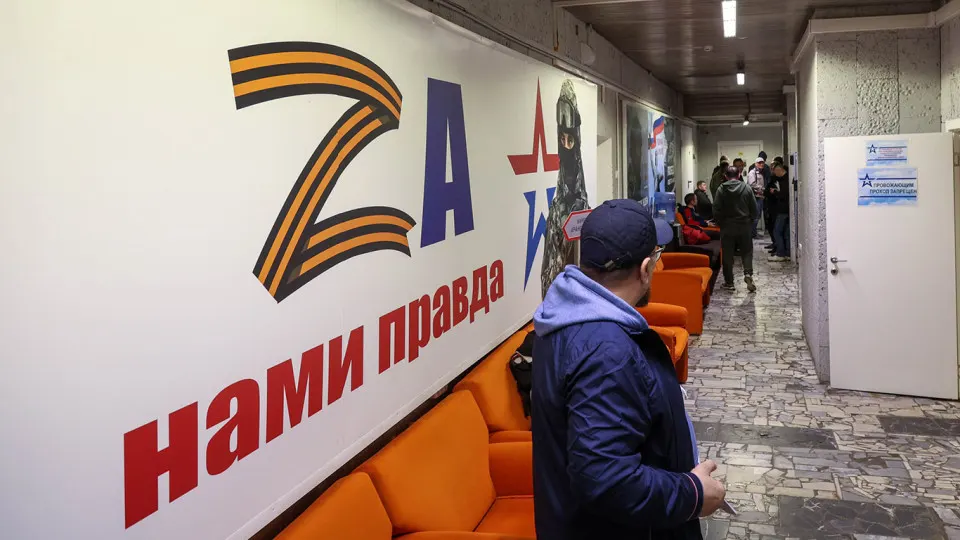 Рост объявлений о наборе на контрактную службу, обещания выплат и льгот, ограничения по состоянию здоровья и обсуждение возможной мобилизации.