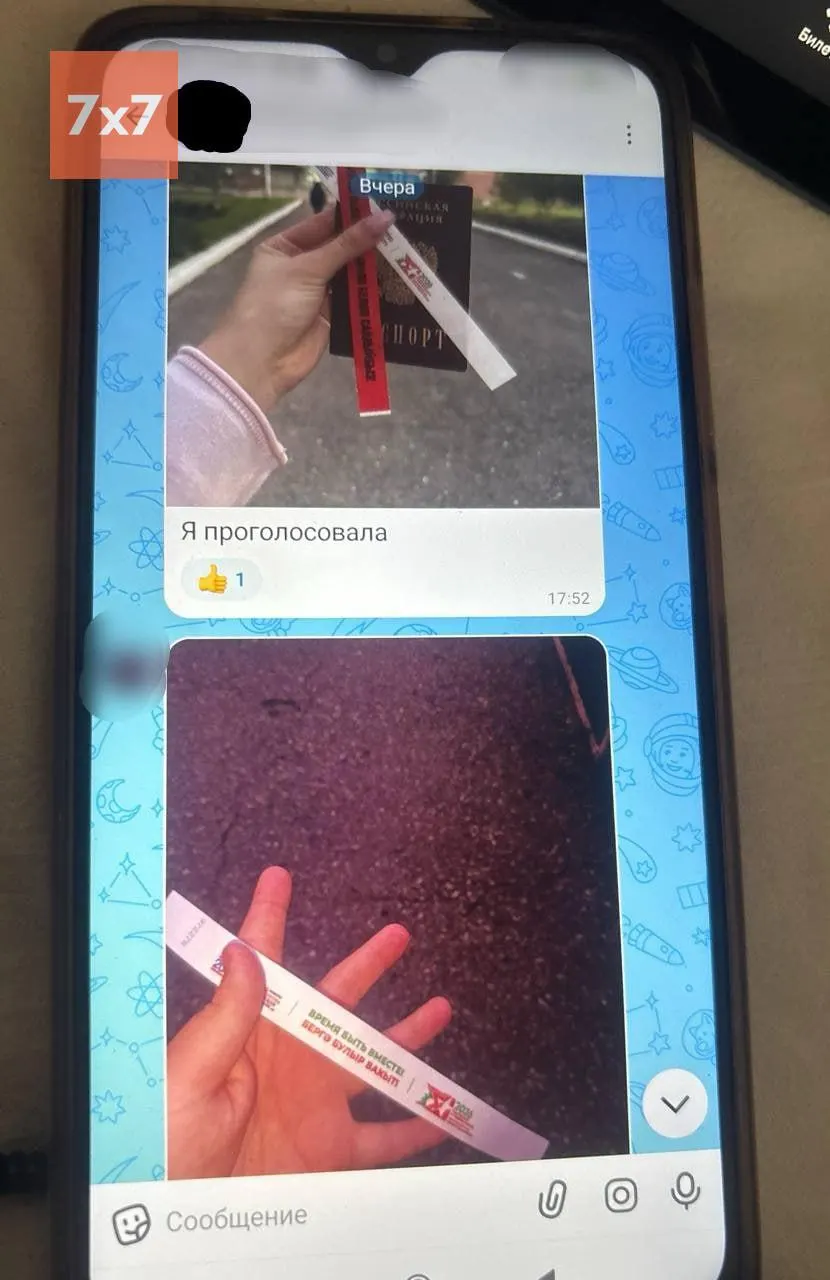 Студенты одного вуза получили призы за явку на участки. Розыгрыши призов проходили после утренних посещений и сопровождались выдачей браслетов и купонов.