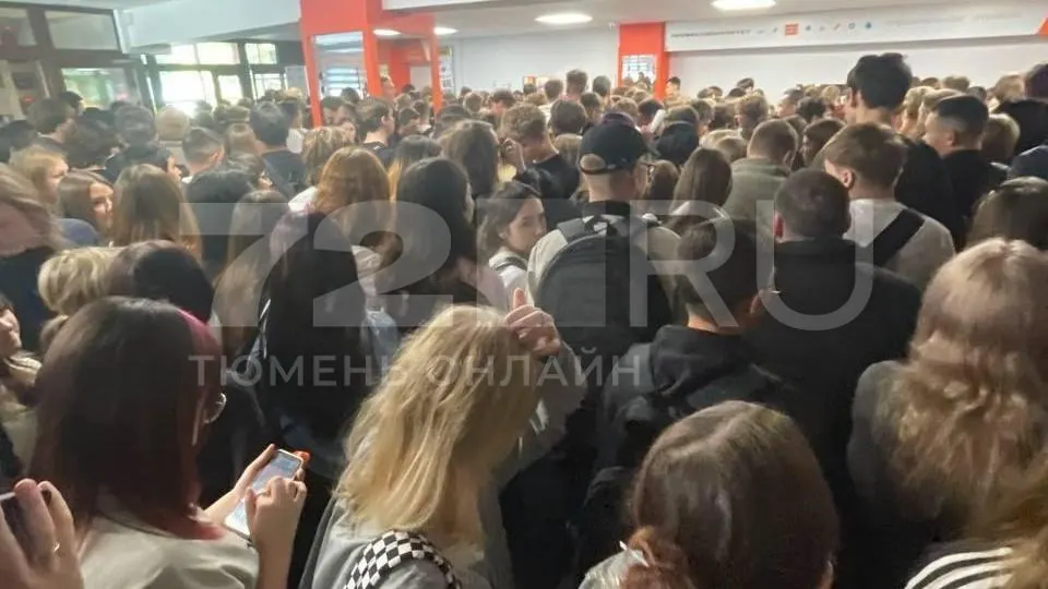 Из-за рекордного набора абитуриентов в Тюменском техникуме образовалась давка у гардероба: очереди за куртками длились около часа, ситуацию исправили, открыв дополнительные выходы и пропускные рамки.