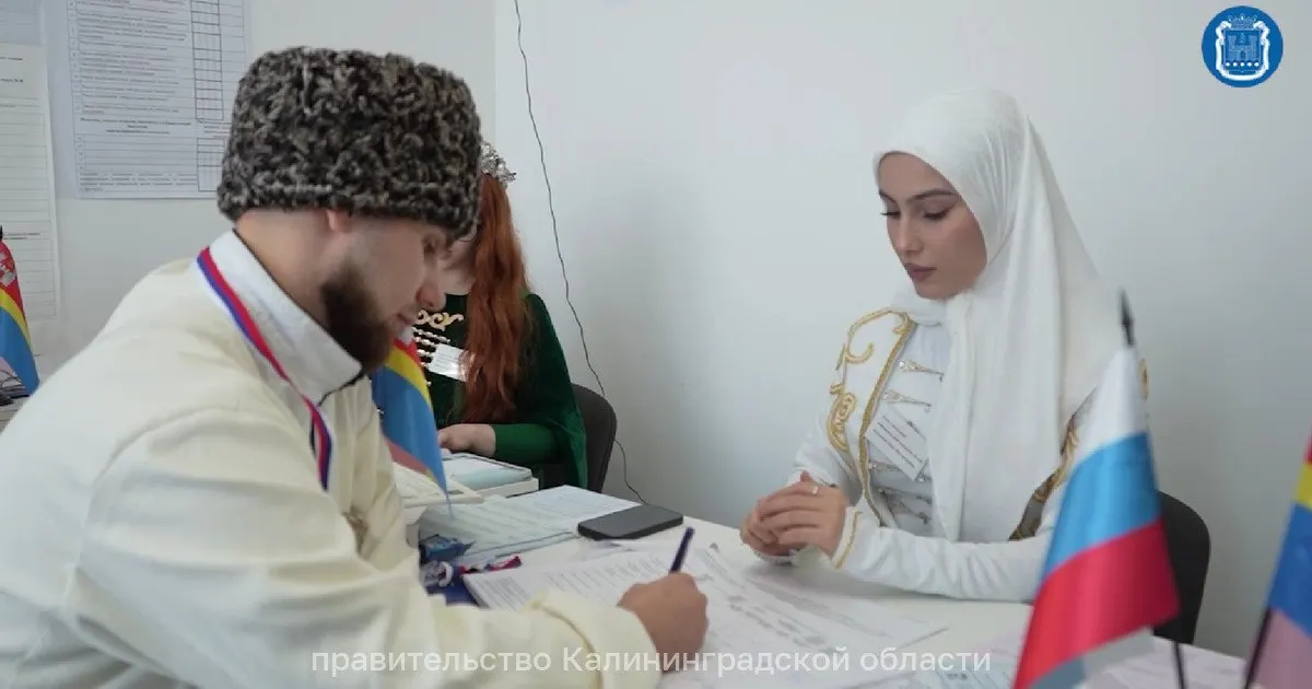 На кадрах видно, как участники голосования демонстрируют наряды разных народностей.