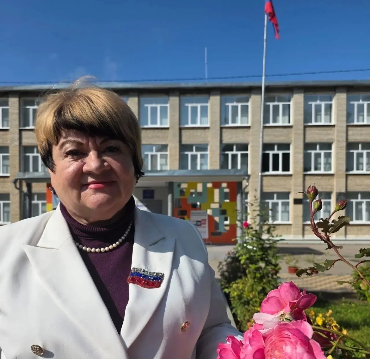 Депутатка Тульской облдумы от «Единой России» посетила несколько участков в регионе накануне выборов и позировала с корзинкой яблок рядом с участковыми комиссиями.