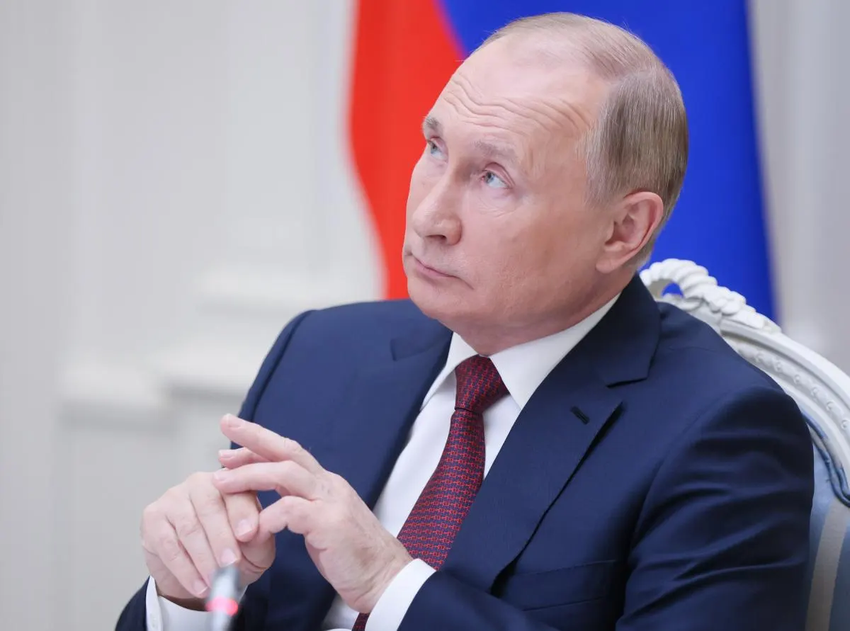 Официальные заявления подчеркивают макроэкономическую стабильность, выполнение социальных обязательств и стремление обеспечить суверенный курс на годы вперед.