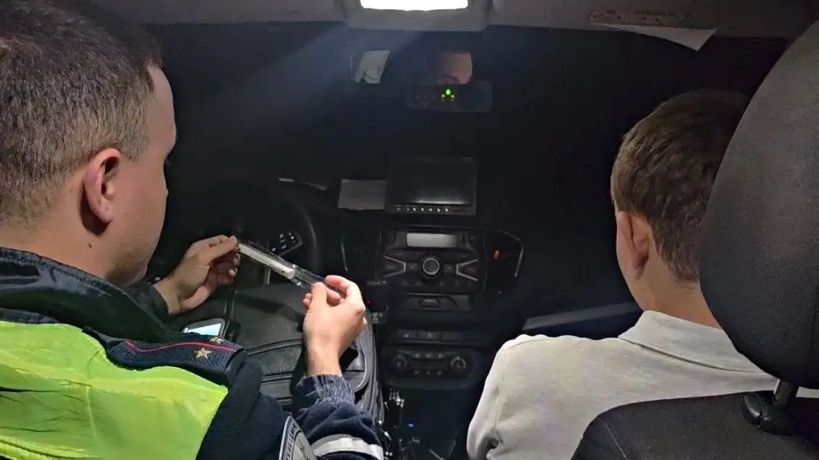 Поздно ночью в сельской местности инспекторы задержали неполнолетнего водителя — за рулём оказался пьянный подросток, рядом сидела его мама. Проба — 0,430 мг/л. Маму привлекли за передачу автомобиля без права управления и за ненадлежащее выполнение родительских обязанностей.