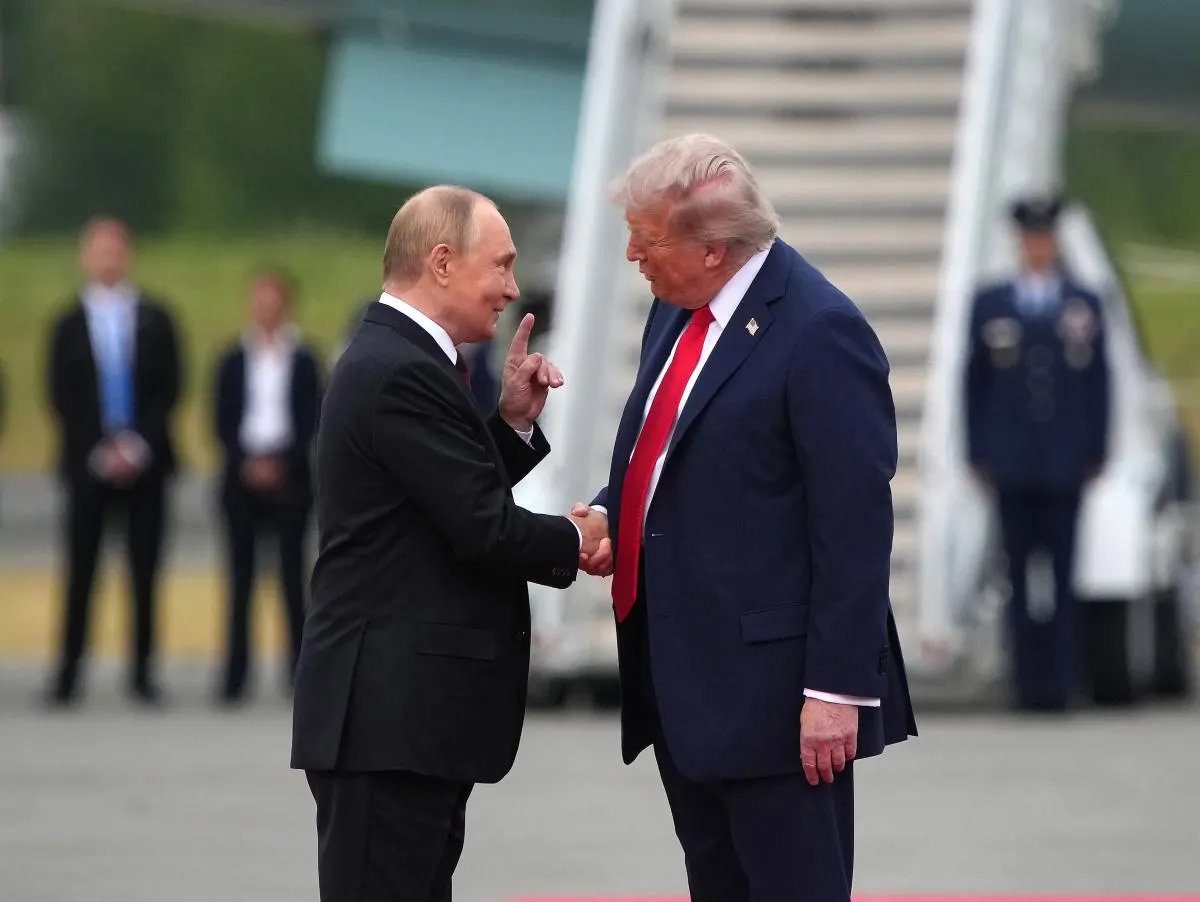 Администрация США рассматривает одновременное усиление санкций и возможные экономические соглашения с Россией, а также продолжает работу над мирным урегулированием конфликта на Украине.