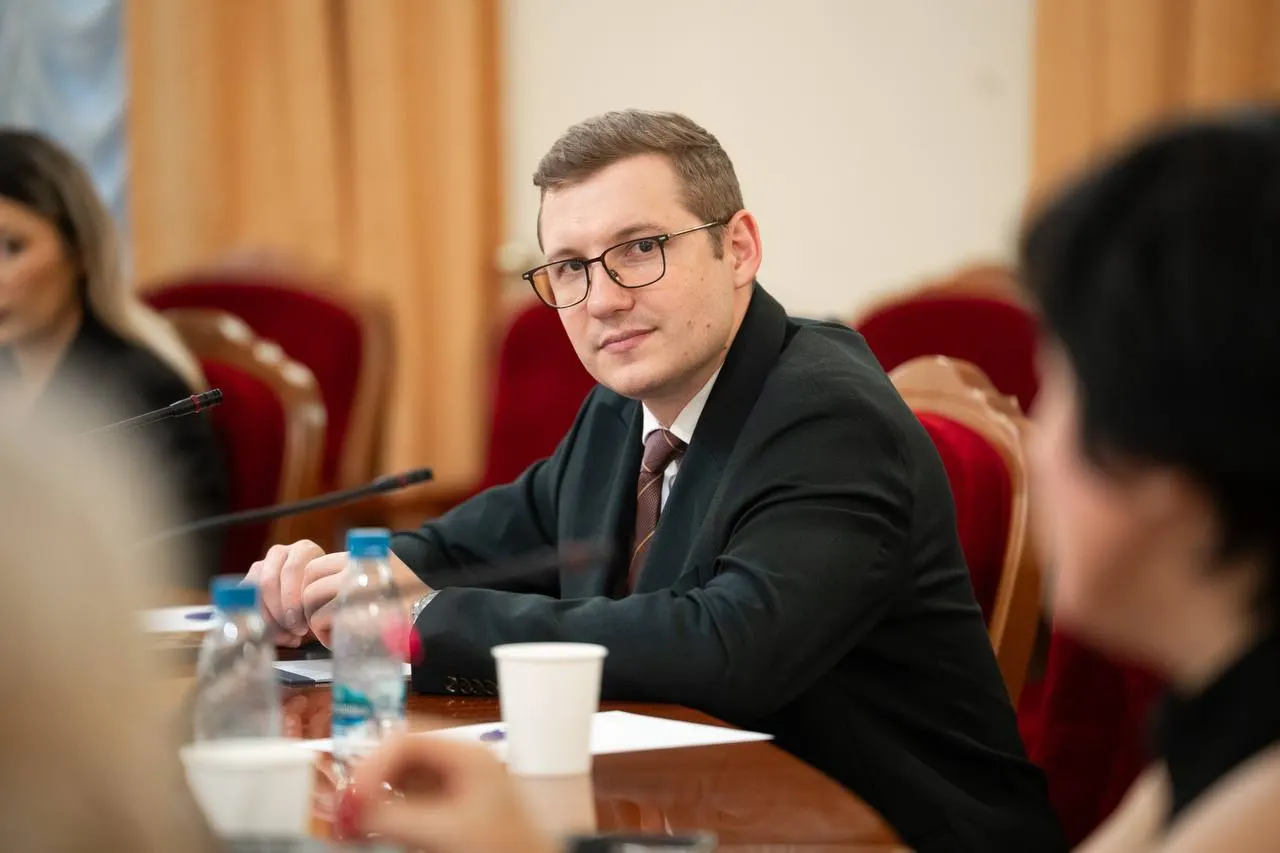 Юрий Митин утверждает, что ему угрожали давлением и выдвигались требования добровольно уйти, а в списке кандидатов остались другие политические фигуры.