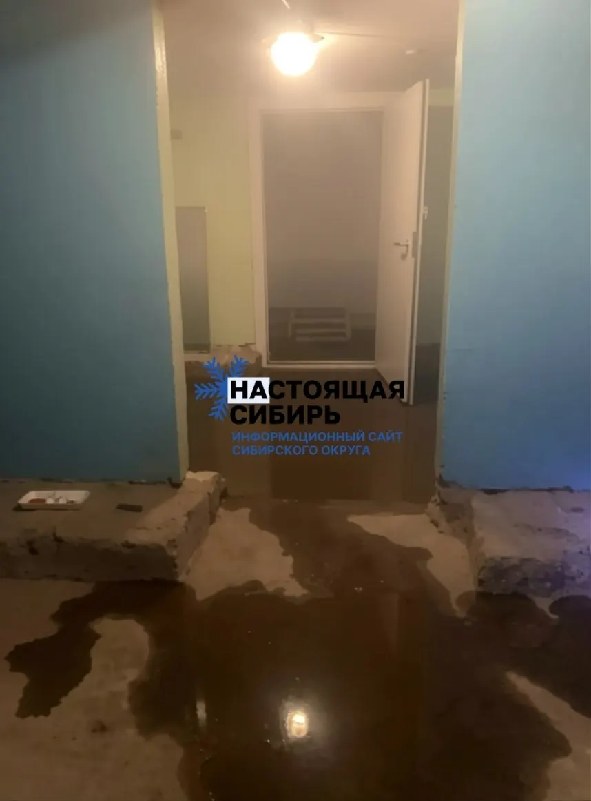 Из крана идёт кипяток, подвал затоплен горячей водой, над площадкой пар. Люди пожилого возраста и семьи с детьми не могут помыться, бытовые условия нарушены.