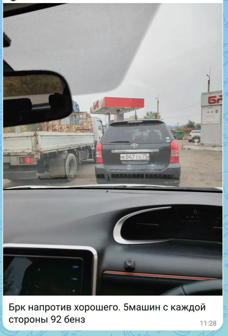 На фоне увеличения запасов топлива в регионе на АЗС сохраняются очереди, но поставки стабилизируются: на большинстве станций бензин отпускают без ограничений.