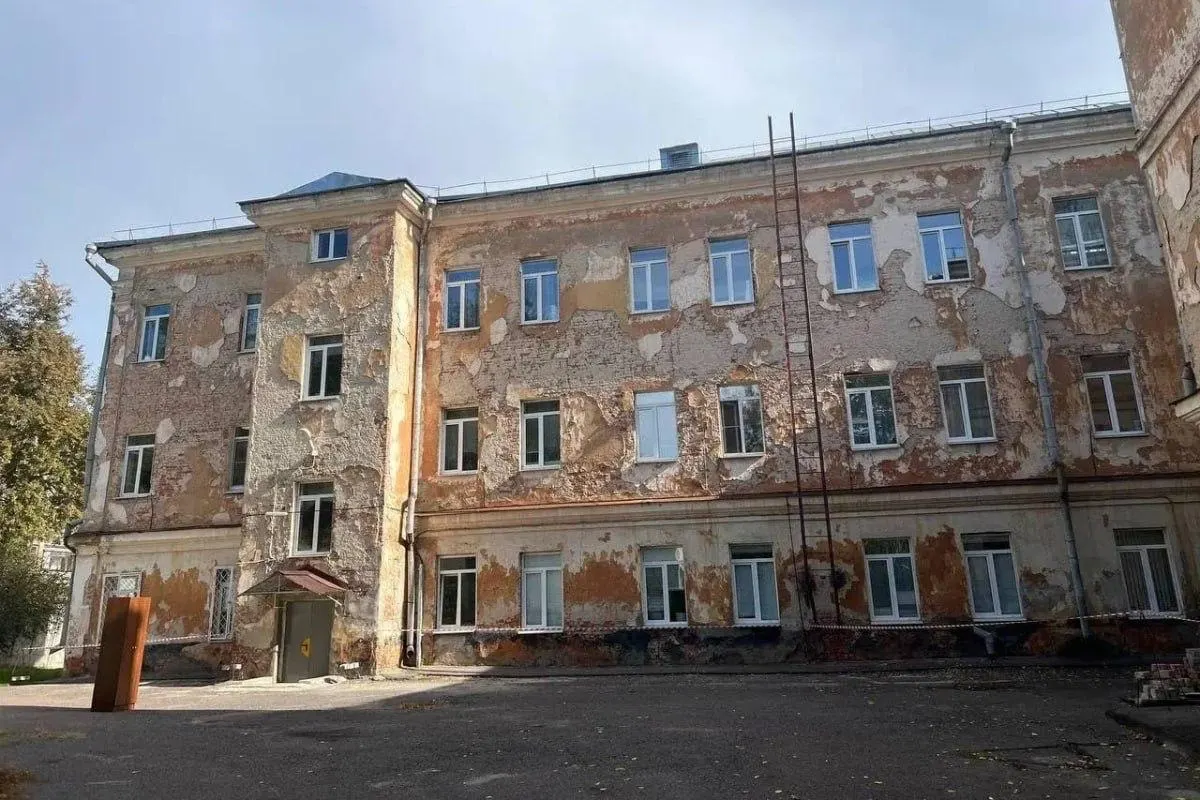 Прокуратура выявила дефекты фасада и отдельных элементов здания; суд обязал провести ремонт в течение 12 месяцев после вступления решения в силу.