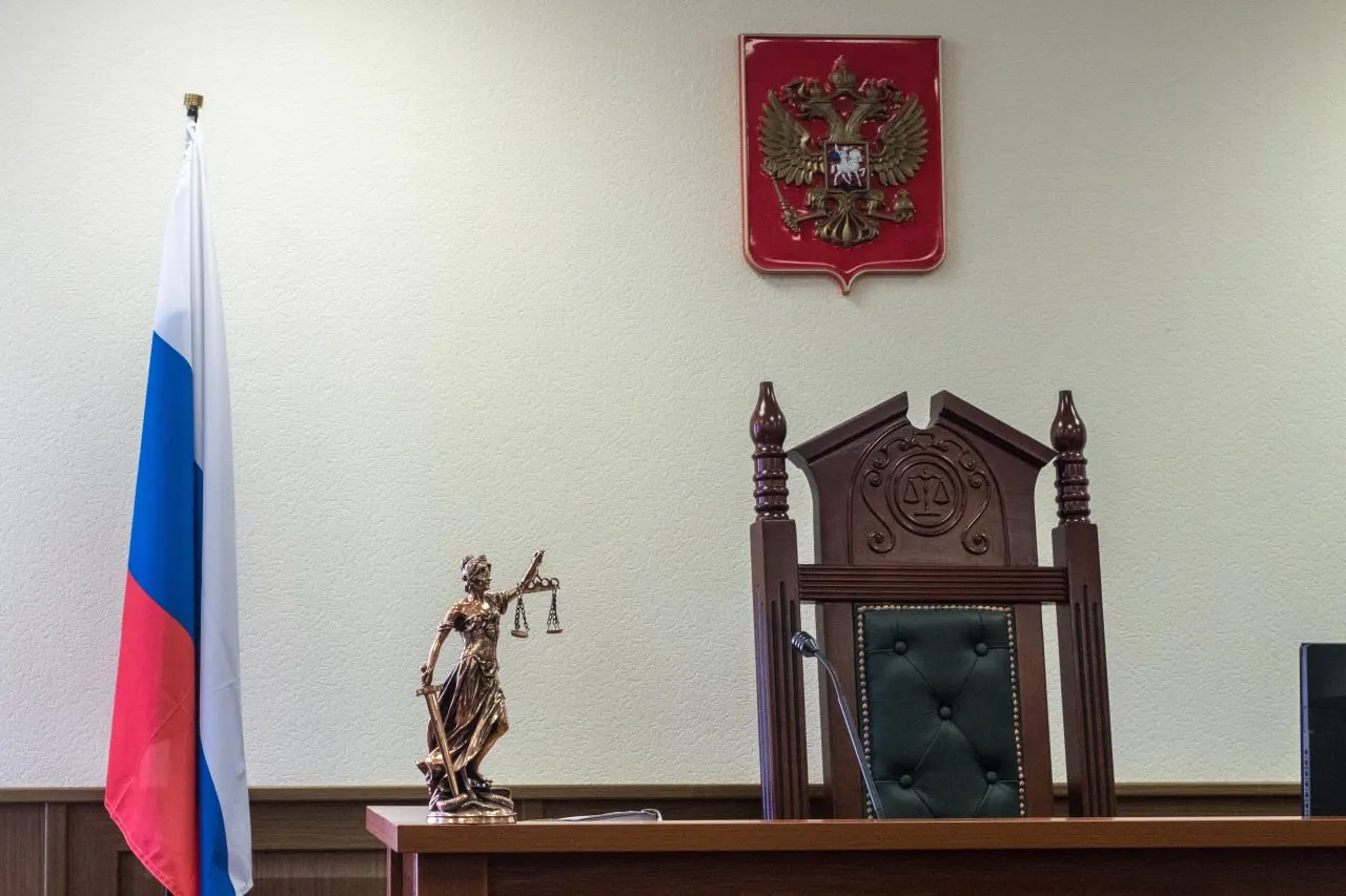 Первомайский районный суд Краснодара принял решение временно остановить процесс по делу бывшего руководителя комитета экономической политики и инвестиций администрации Волгограда Анны Елисеевой и еще 11 обвиняемых, связанных с застройками Волгоградской области.