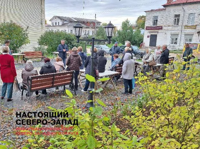 Объединение районной больницы с центральной в Карпогорах обещало улучшение медпомощи, но фактически доступ к услугам стал сложнее: отсутствует транспорт, жители ищут жильё в других населённых пунктах, а долгие ожидания продолжаются.