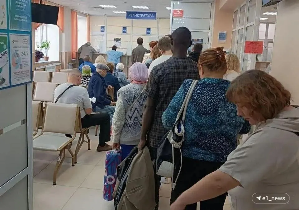 Утром в крупной городской поликлинике отмечается резкий рост числа пациентов и очереди. Проблемы с терминалами иногда задерживают выдачу талонов, запись по телефону сохраняется, администрация обещает решить проблему.
