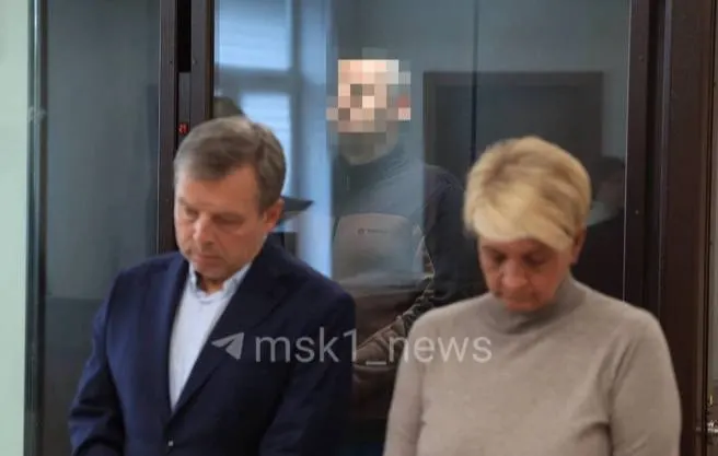 Учитель не признал вину, объяснив, что его слова носили шутливый характер, и адвокаты планируют подать апелляцию.