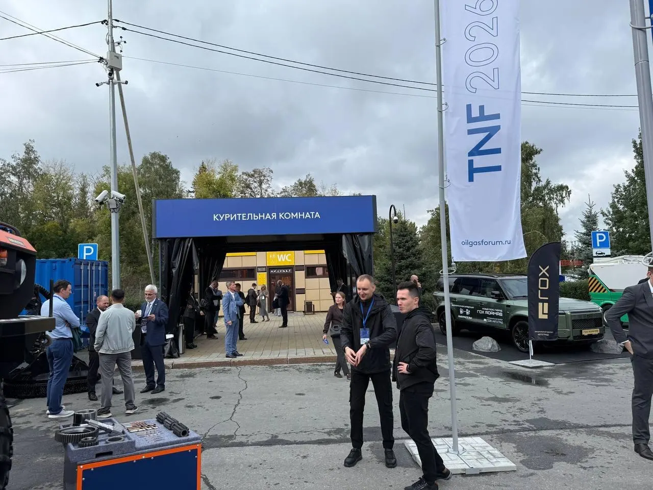 Во время форума TNF в Тюмени доступ к бесплатному городскому туалету ограничен: подход к месту контролируется рамкой металлодетектора, территория огорожена.