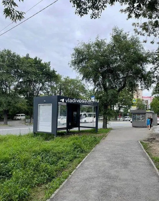 Павильон, который более месяца стоял задом наперед в районе Военного шоссе, вернут на прежнее место после работ на сетях.