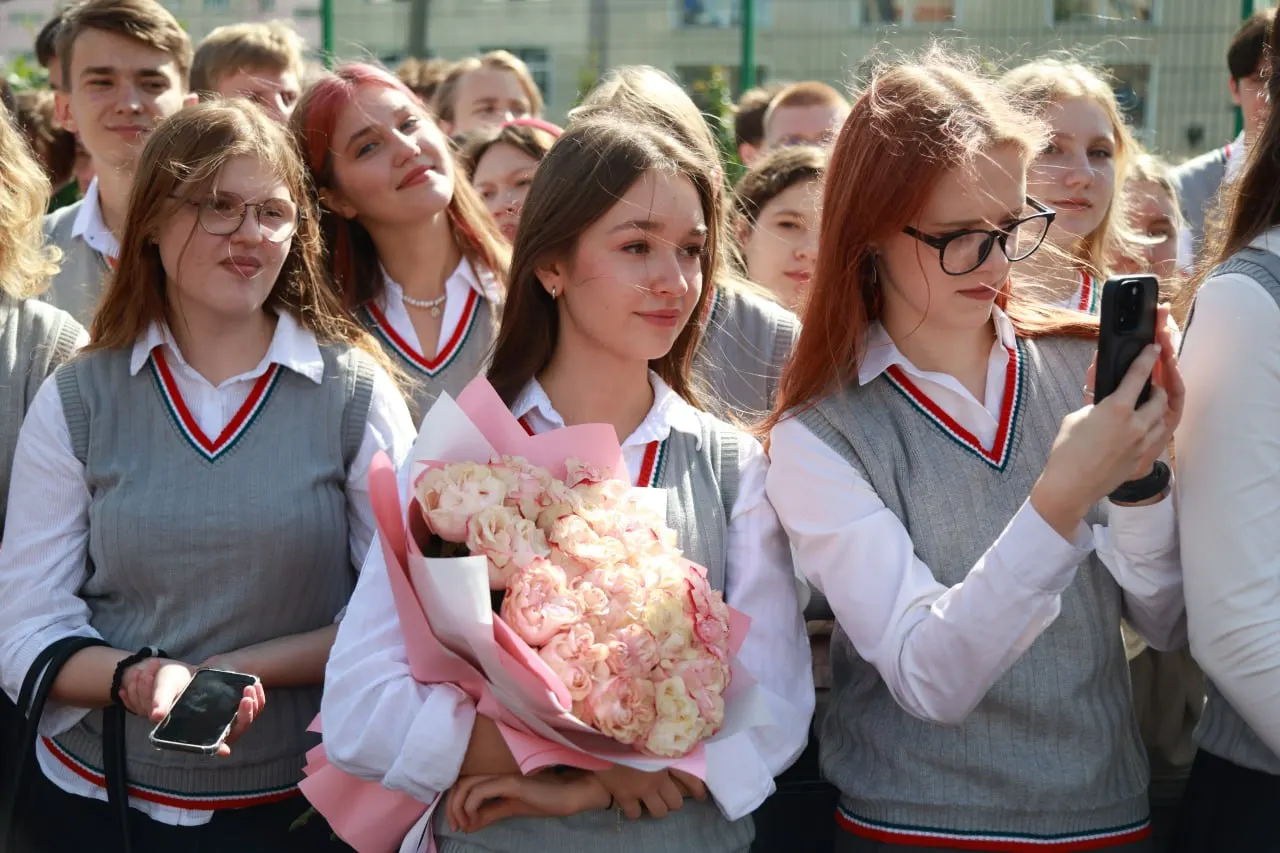 Глава города и депутаты от имени муниципалитета поздравили жителей Барнаула с началом учебного года, отметив обновления образовательной инфраструктуры и благодарность родителям за поддержку учеников.