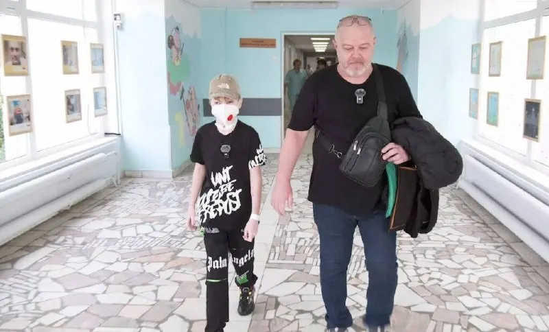 После нападения собак на 10-летнего ребенка в Сочи родители организовали сбор средств на реабилитацию. Разногласия вокруг расходования пожертвований привели к уголовному делу и судебному разбирательству между бывшими супругами; слушание назначено на 4 сентября.