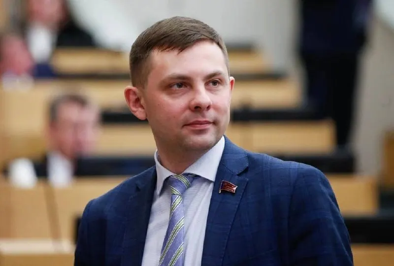 Оппозиционный кандидат уступил сопернику, однако лидирует в столице Коми и трёх районах; отмечаются нарушения на участках.