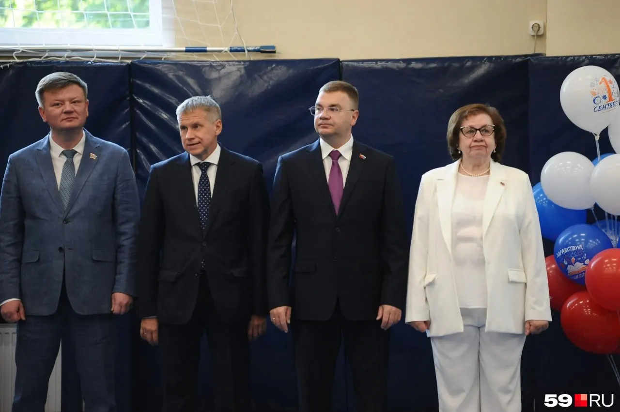 Мэр города поздравил учеников школы №96 с Днём знаний, а губернатор принял участие в линейке в Пермском нефтяном колледже и принял участие в открытии кластера горнодобывающей отрасли.