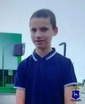 12-летний мальчик исчез после ухода из дома на улице Пионерской. Приметы и номера для связи приведены ниже. Сообщите в полицию об любой информации.