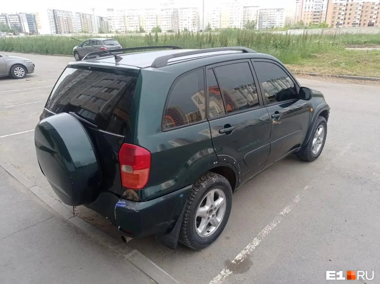 Мужчина из Екатеринбурга приобрёл у перекупа Toyota RAV4 2001 года за 650 тысяч рублей. Позже выяснилось, что VIN перебит, автомобиль оказался угнанным, и дело дошло до суда.