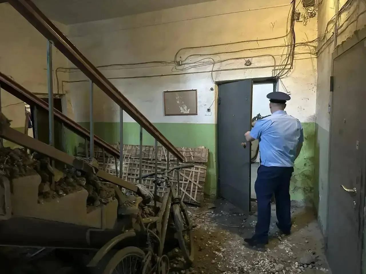 Дело касается аварийного дома №11 на улице Звездова, где проживают 14 человек; здание признано аварийным после обрушения потолка и подлежит расселению.